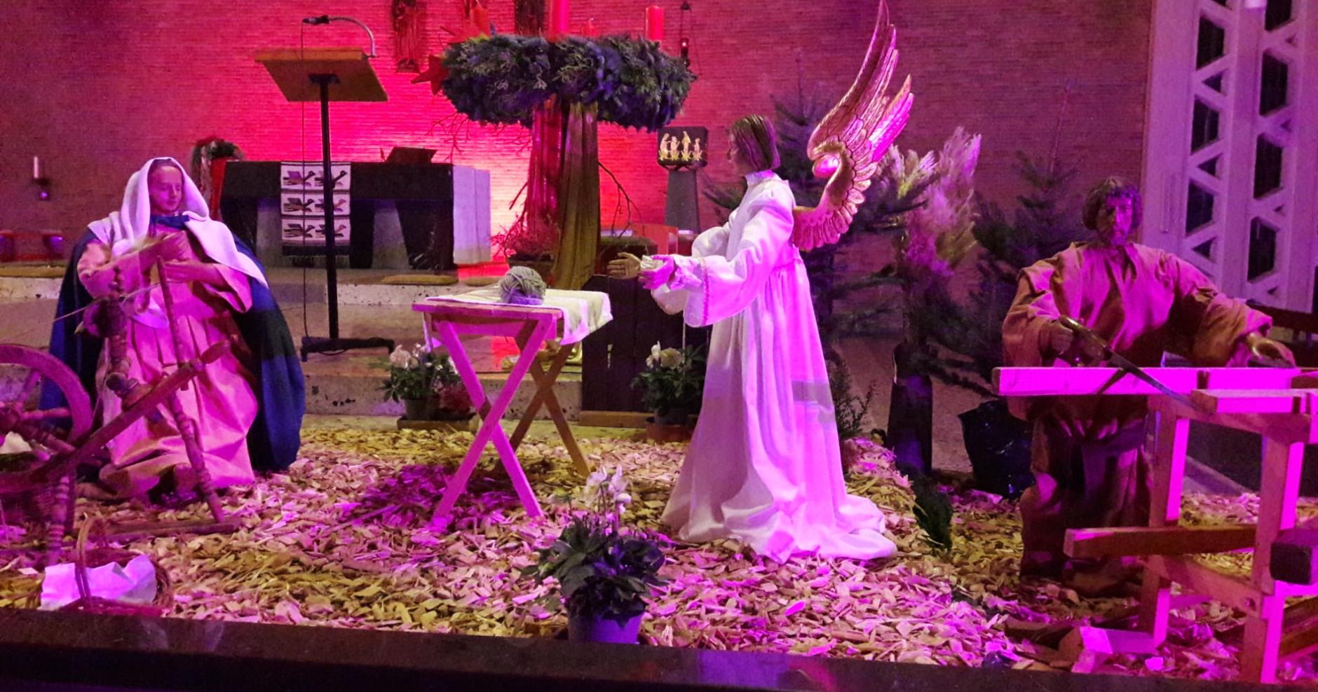 Krippe St. Castor in weihnachtlichem Licht zum Nachtgebet